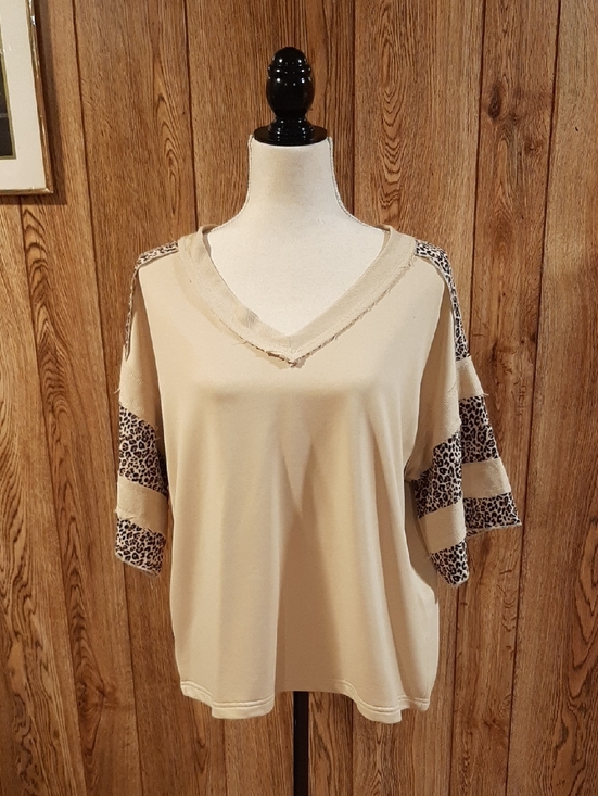 BiBi Tops - 🥀🍋NWT BiBi V-Neck Short-Sleeved Cream and Cheetah Top (S)🥀